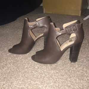 New and never worn Vince Camuto booties